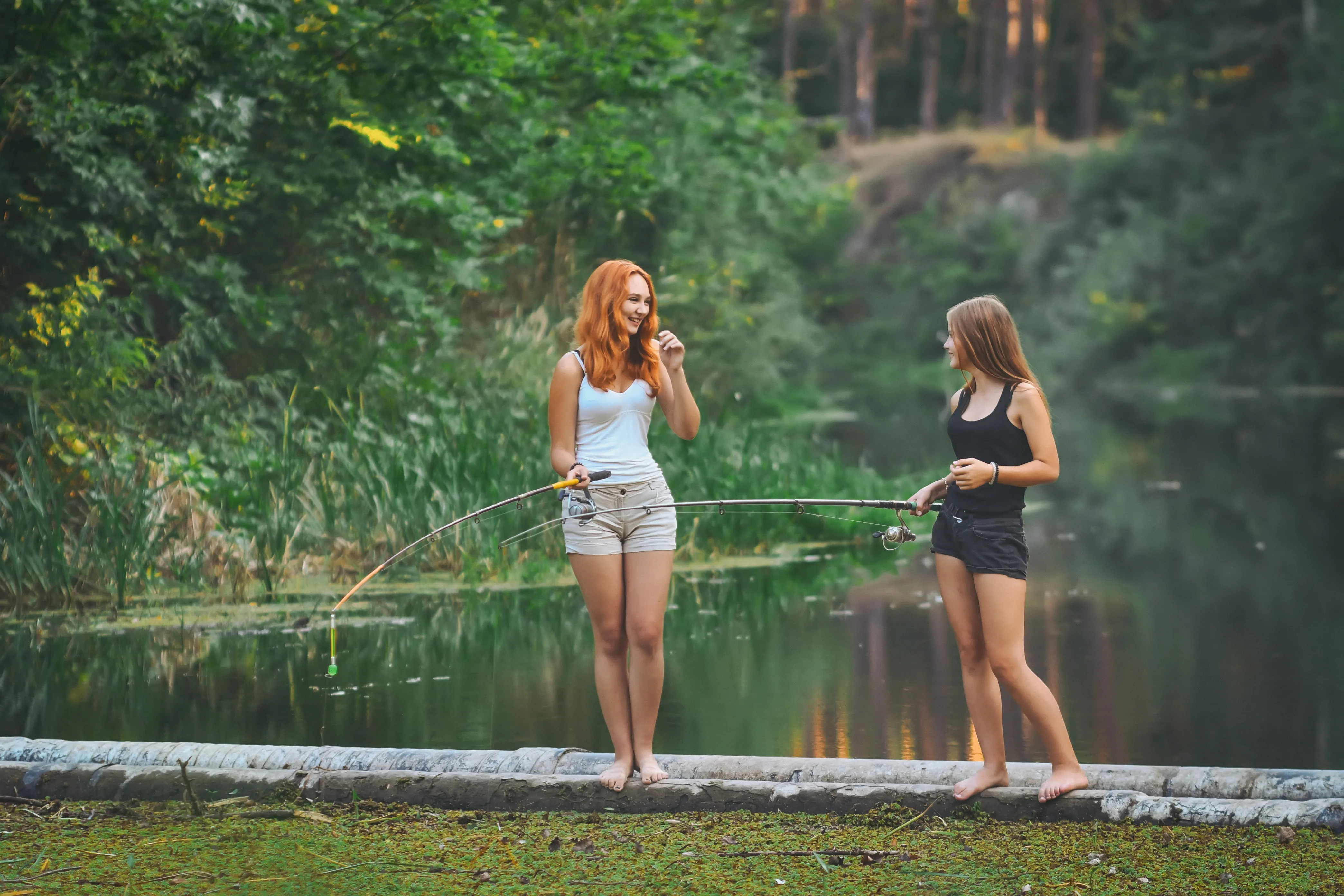 2 femmes pêches dans un cours d'eau. Source Pixabay